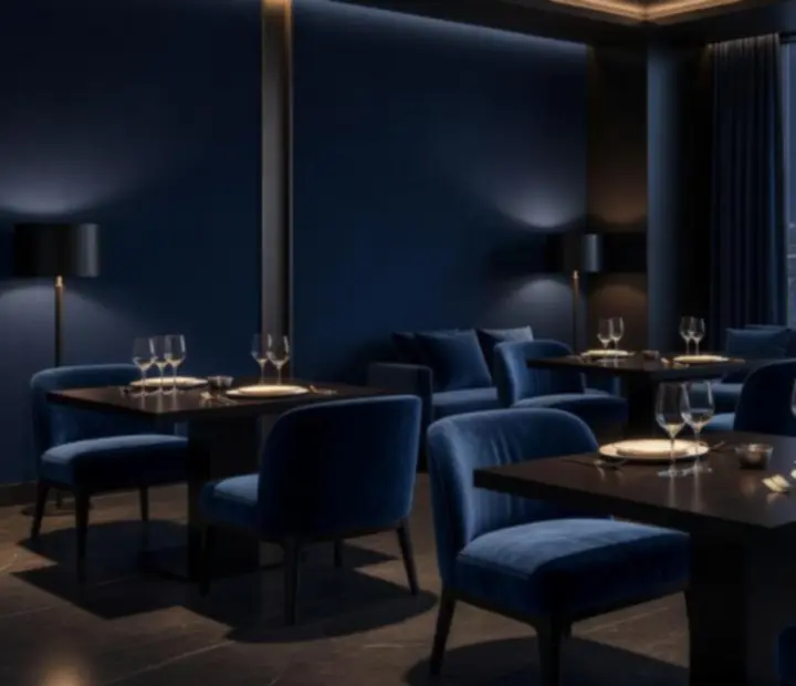 Temná lounge s elegantním sezením připravená pro společenský pokerový večer