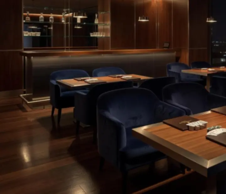 Interiér elitní restaurace připravený pro společenský pokerový večer