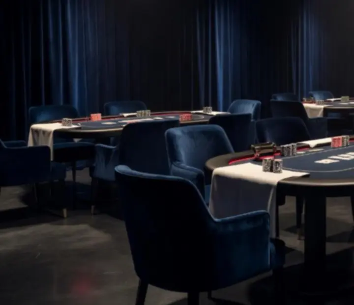 Noční interiér prémiového lounge prostoru připraveného na pokerový event