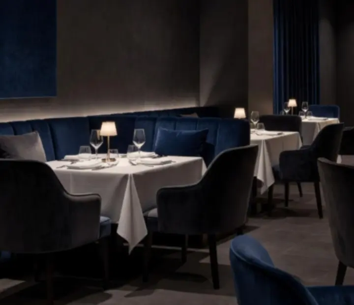 Elegantní tmavý lounge interiér vhodný pro společenské pokerové večery