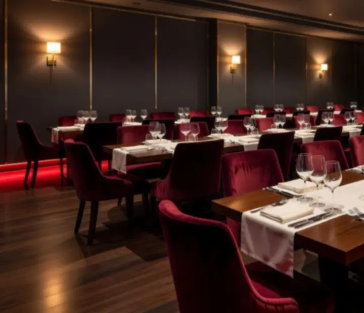 Moderní lounge s decentním osvětlením a společenským pokerovým stolem