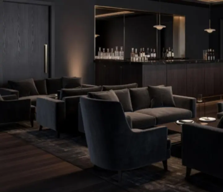 Tmavý interiér městského lounge prostoru s připravenými stoly